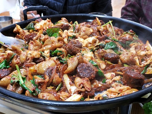 タンミョン(韓国春雨)と野菜を一緒に炒めた鉄板焼きはコプチャン独特のぷるっとした歯ごたえとコチュジャンの辛さが絶妙にマッチした料理です。 