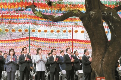 １２日、ソウル鍾路区で行われた曹渓寺の法要式に参加した韓国の政治家たち。（前列左側から）羅卿ウォ自由韓国党・李仁榮共に民主党院内代表、李貞味正義党・鄭東泳民主平和党代表、孫鶴圭正しい未来党・李海チャン（共に民主党代表）。