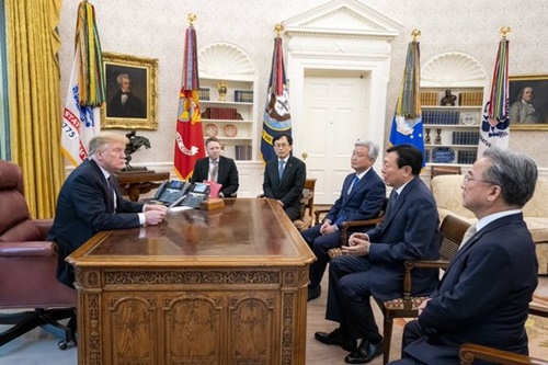 １３日（現地時間）、米ホワイトハウスでドナルド・トランプ米大統領とロッテグループの辛東彬会長一行が面談をしている。（写真＝ロッテグループ）