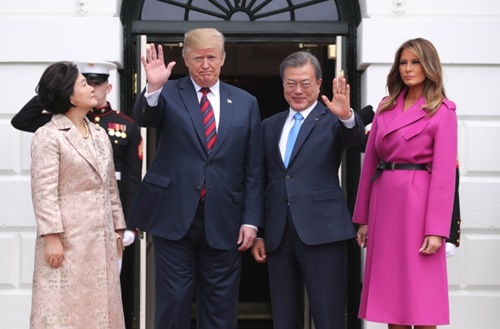 韓米首脳会談のためにワシントンを訪問した文在寅大統領夫婦が４月１１日（現地時間）、ホワイトハウスに到着してドナルド・トランプ米大統領夫婦の出迎えを受けている。（写真＝青瓦台写真記者団）
