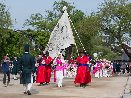 景福宮（キョンボックン）では春の恒例イベントが今年も開始。伝統衣装に身を包んだ楽団が宮中を練り歩きながら、公演の始まりを知らせます。