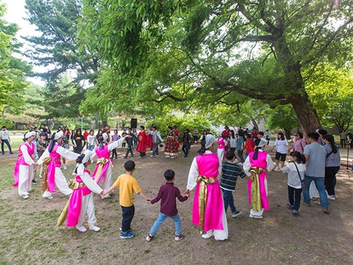 ユネスコ無形文化遺産に登録されている「カンガンスルレ」は豊作を祈願する民俗遊び。観覧客も一緒に参加できます。　