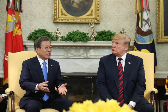 ４月１１日午後（現地時間）に米ホワイトハウスで開かれた韓米首脳会談の文在寅大統領とトランプ大統領。（青瓦台写真記者団）