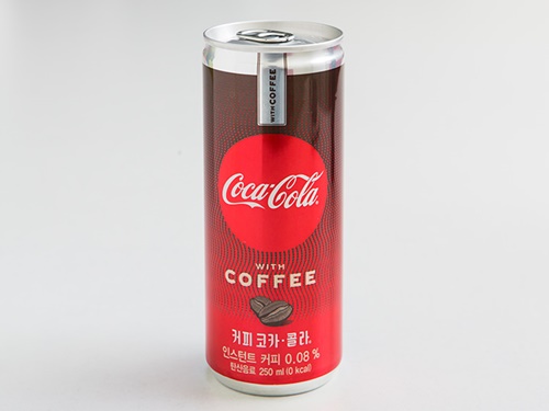 コカコーラから発売中の「コーヒー　コカコーラ（コピコカコルラ、１，５００ウォン）」は２０１７年に日本でも発売され、その後東南アジアを中心に販売されていた商品が今年韓国に上陸！