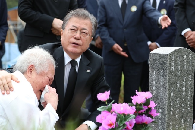 文在寅（ムン・ジェイン）大統領（右）（写真＝青瓦台写真記者団）