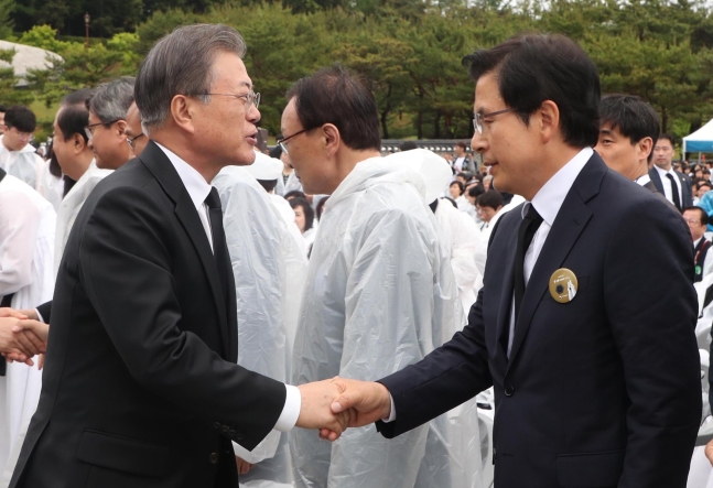 ５ １８記念式 文在寅大統領 黄教安代表と握手して交わした言葉 Joongang Ilbo 中央日報