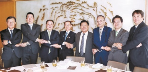２０日、ソウルロッテホテルで開かれた韓日議員連盟の昼食懇談会に参加した姜昌一会長（左から３人目）と日韓議員連盟の河村建夫幹事長（左から４人目）。