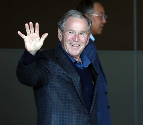 ジョージ・ブッシュ元米大統領が２２日午後、盧武鉉元大統領の追悼式に参加するため、ソウル金浦国際空港を通じて入国している。