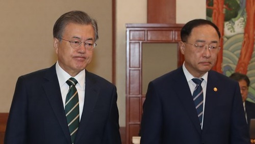 文在寅（ムン・ジェイン）大統領と洪楠基（ホン・ナムギ）経済副首相　