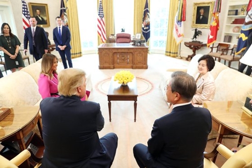 文在寅大統領が４月１１日午後（現地時間）、米ワシントンのホワイトハウス・オーバルオフィスでトランプ米大統領と歓談している。（写真＝青瓦台写真記者団）
