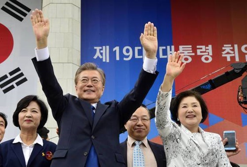 韓国の文在寅大統領（左）と金正淑夫人（右）（写真＝青瓦台写真記者団）