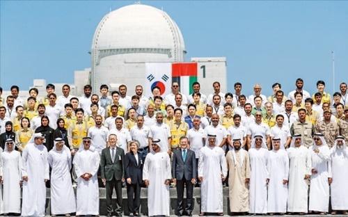 昨年３月に文在寅大統領がアラブ首長国連邦（ＵＡＥ）を公式訪問し同国のバラカ原発１号機建設完了行事に参加した後に記念撮影している。（写真＝韓経ＤＢ）