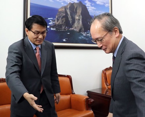 長嶺安政駐韓日本大使（右）が今年４月、ソウル汝矣島（ヨイド）の国会で尹相ヒョン外交統一委員長を表敬訪問している。