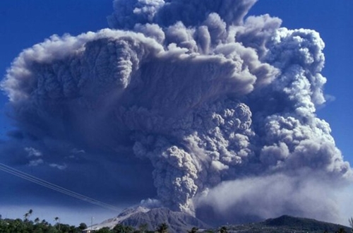 ９４６年に最後の爆発を起こした白頭山は、当時北海道に厚さ５センチの火山灰を降らせるほど爆発力が強かった。最近、白頭山の地面が最高７センチメートルまで膨張するなど再噴火の可能性が提起されている。（写真＝中央フォト）