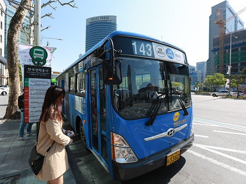 ソウルでは昨年１月から、市内バス乗車時にテイクアウトカップ飲料などの持ち込みが禁止に。市民からは車内環境が向上した！と好評です。