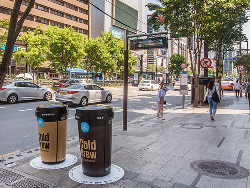 地下鉄ホーム以外にも江南エリアではテイクアウトカップ専用のゴミ箱がいたるところにあるので、覚えておくと便利です！