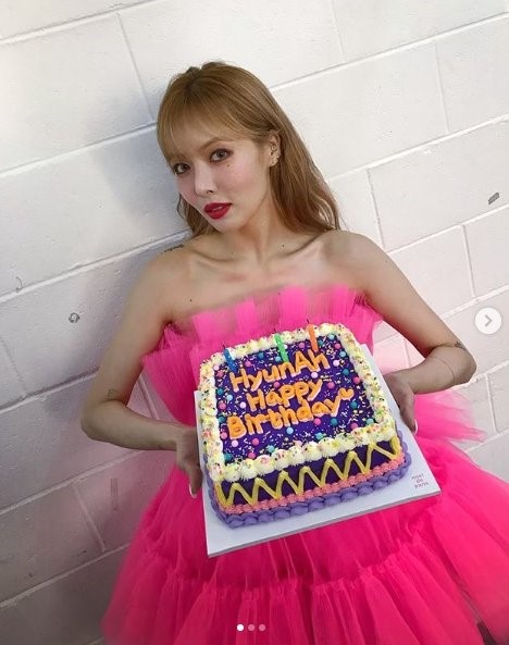 歌手ヒョナ 誕生日ケーキの認証ショット トロピカルピンク消化力１００ Joongang Ilbo 中央日報