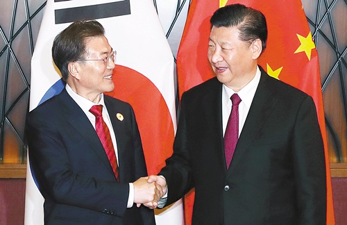 韓国の文在寅大統領（左）と中国の習近平国家主席