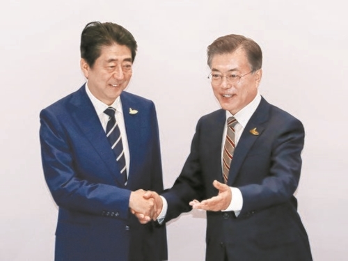 ２０１７年にＧ２０首脳会議出席のためドイツを訪問中の文在寅大統領が７日午前（現地時間）、ハムブルクの会談会場内のメッセホール両者会談場で安倍晋三首相と韓日首脳会談を前に挨拶を交わしている。（写真＝青瓦台写真記者団）