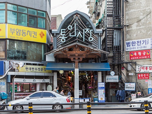 韓国の伝統家屋、韓屋（ハノッ）の家々が並ぶ静かな住宅街、西村（ソチョン）から近い「通仁市場（トンインシジャン）」。東には景福宮（キョンボックン）と通義洞（トンイドン）カフェ通りがあり、観光がてら気軽に立ち寄れます。