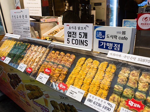 おかずは「通」と書かれたプレートが目印のお店で購入が可能。韓国の市場グルメがずらりと並び、何を食べようか悩んでしまいます。