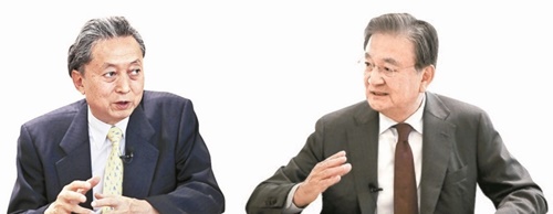 鳩山由紀夫・元日本首相（左）と洪錫ヒョン韓半島平和作り財団理事長（右）