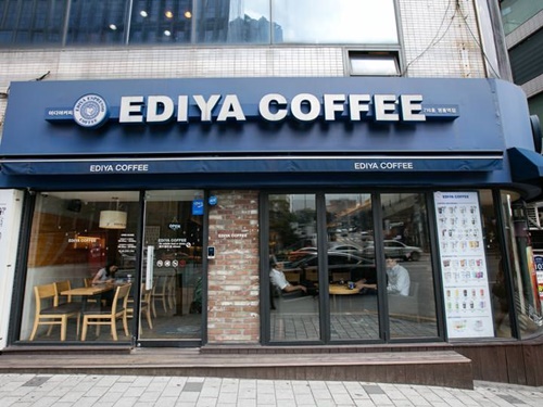 韓国のカフェチェーン「ＥＤＩＹＡ　ＣＯＦＦＥＥ（エディヤコーヒー）」と韓国の人気キャラクター・ＫＡＫＡＯフレンズのコラボ商品が話題です。