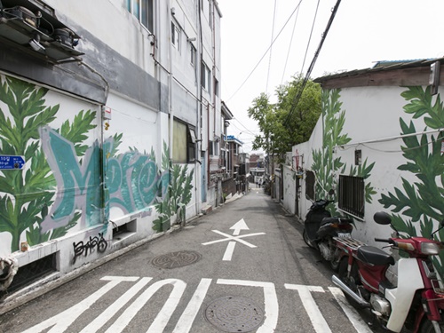 ポップな壁画も観光客向けというよりは住人が自由に遊んでいるようなのが梨泰院らしさ。
