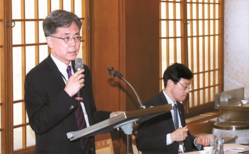 金鉉宗（キム・ヒョンジョン）国家安保室第２次長（左）が２５日、青瓦台で、大阪で２８日から開かれるＧ２０サミットの日程に関するブリーフィングを行っている。右は李昊昇（イ・ホスン）青瓦台経済首席。