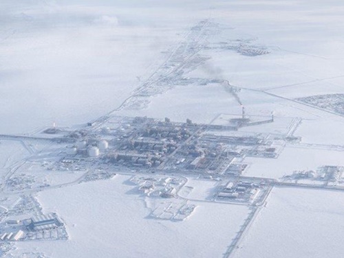 ロシア最大液化天然ガス（ＬＮＧ）事業者のノバテクがヤマル半島に建設した最初の北極ＬＮＧ生産基地「ヤマル基地」。ノバテクは後続事業の北極－２ＬＮＧ基地を２０２０年から着工する計画と明らかにした。（写真ノバテク）