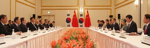 文在寅大統領が２７日午後、日本大阪ウェスティンホテルで習近平中国国家主席と韓中首脳会談をしている。（写真＝青瓦台写真記者団）