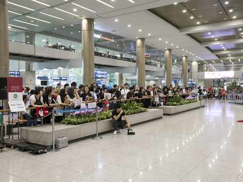 ２７日（木）午後、仁川（インチョン）国際空港には多くのファンや取材陣が詰め掛けました。そのワケは…？！