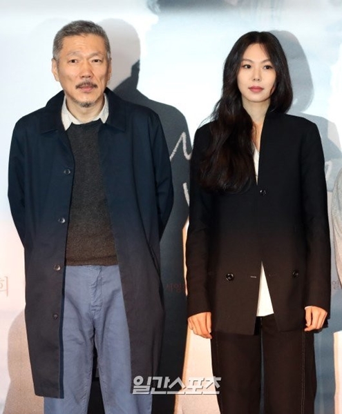 ホン・サンス監督（写真左）と女優キム・ミニ