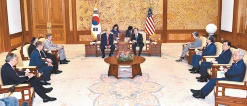 文在寅大統領とドナルド・トランプ米大統領が３０日午前、青瓦台で両側４人だけが同席する小人数首脳会談を行っている。左からジョン・ボルトン米国家安保補佐官、ミック・マルバニー秘書室長、マイク・ポンペオ国務長官、ハリー・ハリス駐韓米大使、トランプ大統領、文大統領、康京和（カン・ギョンファ）外交部長官、ノ・ヨンミン秘書室長、鄭義溶（チョン・ウィヨン）国家安保室長、チョ・ユンジェ駐米大使。両首脳は拡大首脳会談と共同記者会見を終えた後、それぞれヘリコプターで板門店まで移動し、金正恩委員長に会った。（写真＝青瓦台写真記者団）