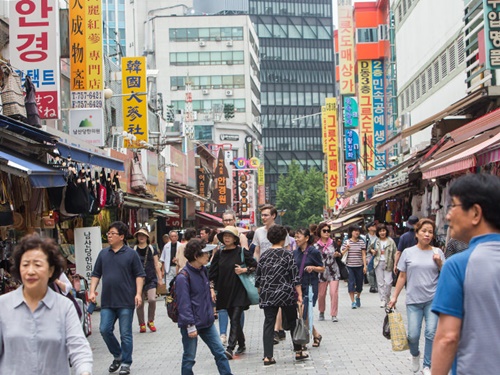 ないものはないと言われるソウルの巨大市場・南大門市場（ナンデムンシジャン）。ショッピングだけでなく、ローカルフードも楽しめるスポットです。