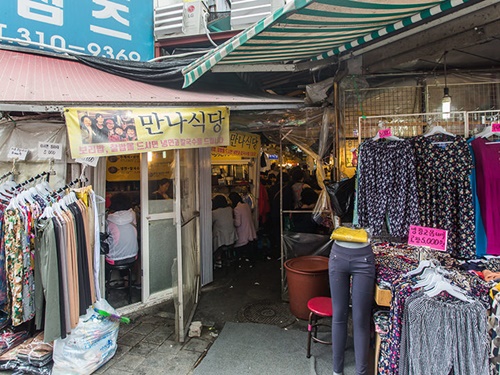 見落としてしまいそうな入口の先には、細く狭い１本の路地に１０ほどのお店が軒を連ねる「カルグクス横丁（カルグクス通り）」があります。