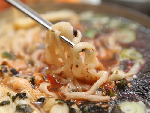名物グルメ「カルグクス」は、うどんに似た韓国の麺料理。茹でたてのは平麺はモチッと歯ごたえがあります。