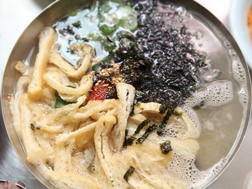 やさしい味わいのスープは、カタクチイワシベースの出汁が効いています。タテギ（辛い薬味タレ）がのった状態で提供されるので、辛いものが苦手な人は取り除いてからいただきましょう。