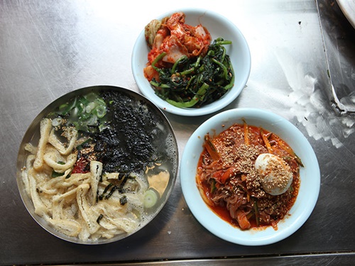 カルグクスを頼むとミニ冷麺がおまけという具合に、メインに選ばなかったメニューのミニ皿が付いてくるのが南大門市場「カルグクス横丁」ならではの太っ腹サービス。