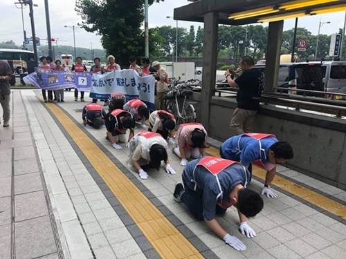 先月２８日、東京三菱重工業前で強制徴用問題解決を訴える三歩一拜を行う被害者側。（写真＝代理人団フェイスブック）