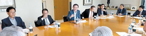 韓日葛藤に対する解決法を模索する「韓日ビジョンフォーラム」に参加した専門家が今月１日、日本の強制徴用判決対抗措置について討論を行っている。左側から梁起豪（ヤン・ギホ）聖公会（ソンゴンフェ）大学教授、柳明桓（ユ・ミョンファン）元外交部長官、洪錫ヒョン（ホン・ソクヒョン）韓半島平和作り理事長、魏聖洛（ウィ・ソンラク）元駐露大使、李元徳（イ・ウォンドク）国民大学教授、徐錫崇（ソ・ソクスン）韓日経済協会副会長、申鉉昊（シン・ヒョンホ）大韓弁協人権委員長。