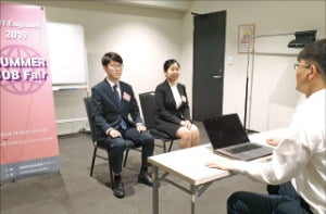 韓国貿易協会のＳＣＩＴマスタージョブフェアで教育生が日本企業の面接官と最終面接をしている。（写真＝韓国貿易協会）