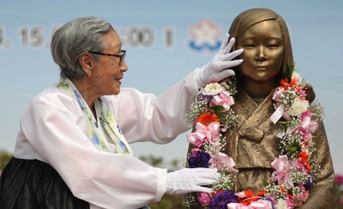 献花後に少女像に触れている慰安婦被害者の金福童さん。（写真＝中央フォト）