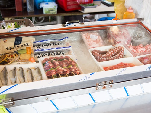 メニューは肉類から魚介類まで多種多様。価格帯は１品１２，０００～１５，０００ウォンくらいで、コプチャン（ホルモン炒め）やオドルピョ（豚の骨付軟骨）などが人気です。