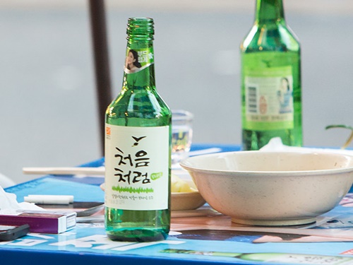 お酒は焼酎を飲む人が大多数。焼酎のほかにビールやマッコリもあります。屋台の会計は現金のみのところが多いのでご注意を。