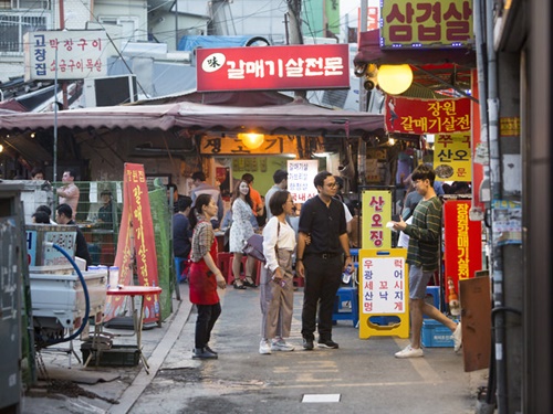 地元の人に混ざって韓国の外飲み文化を体験する絶好の機会。お酒を片手に楽しい夏の夜はまだ始まったばかりです。
