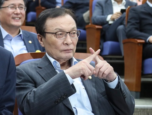 韓国の共に民主党の李海チャン代表が４日、国会で開かれた議員総会で姜昌一議員が韓日関係に対して説明を継続すると指でＸサインを送っている。