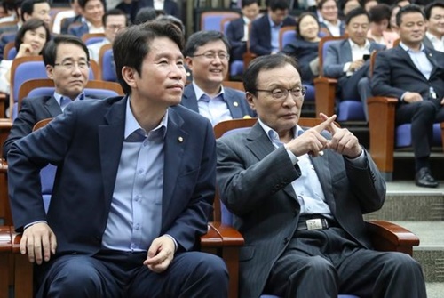 韓国与党「共に民主党」の李海チャン（イ・ヘチャン）代表（右）が４日、国会で開かれた議員総会で姜昌一議員が韓日関係に対して説明を継続すると指で「Ｘ」サインを送っている。