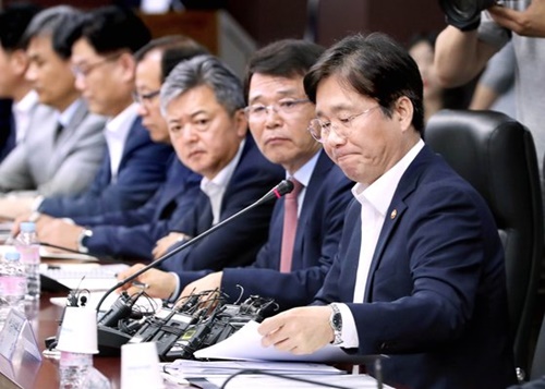 成允模（ソン・ユンモ）産業通商資源部長官（右）が日本の輸出規制への対応策を説明している。