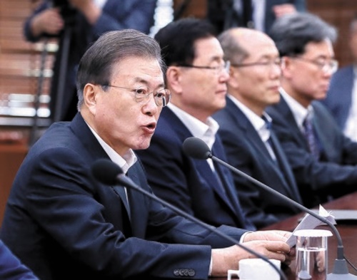 韓国の文在寅大統領が８日、青瓦台で開かれた首席・補佐官会議で日本の輸出規制措置に関連して「韓国企業に被害が実際に発生する場合、我が政府としても必要な対応をせざるを得ない」と述べた。左側２人目から国家安保室の鄭義溶（チョン・ウィヨン）室長、金有根（キム・ユグン）第１次長、金鉉宗（キム・ヒョンジョン）第２次長。（写真＝青瓦台写真記者団）